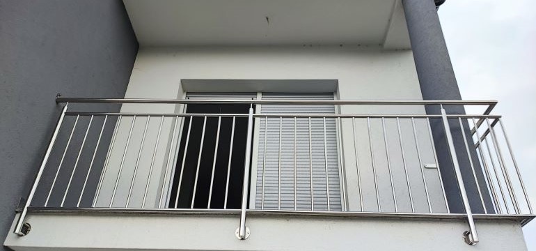 ograda za balkon sa okomitim ispunama